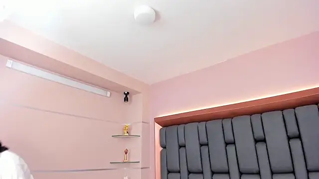 LisaMendez online show from 11-13-25, 04:11