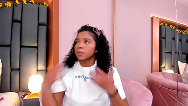 Snapshot of LisaMendez chatting on 01-17-26, 04:06 LisaMendez online show from 01-17-26, 04:06