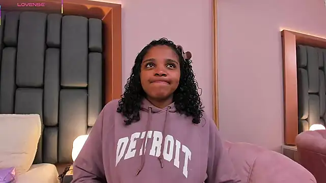 Snapshot of LisaMendez chatting on 02-06-26, 04:06 LisaMendez online show from 02-06-26, 04:06