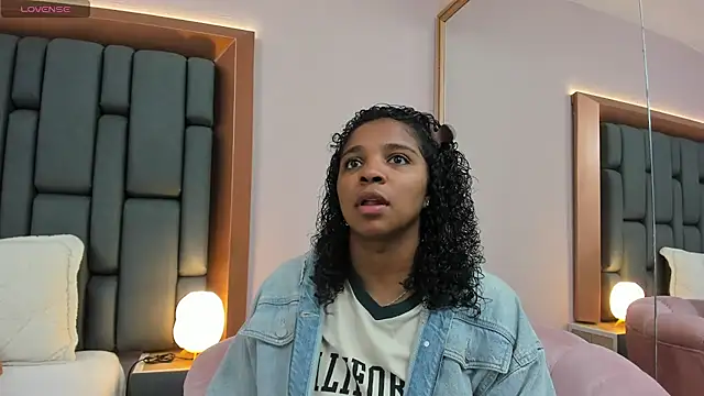 Snapshot of LisaMendez chatting on 02-17-26, 03:47 LisaMendez online show from 02-17-26, 03:47