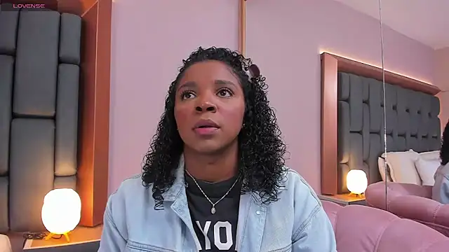 Snapshot of LisaMendez chatting on 02-25-26, 03:38 LisaMendez online show from 02-25-26, 03:38