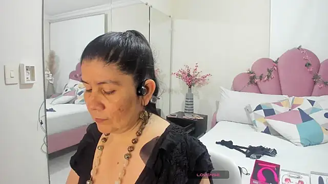 kiraGeiner online show from 02-14-26, 06:04