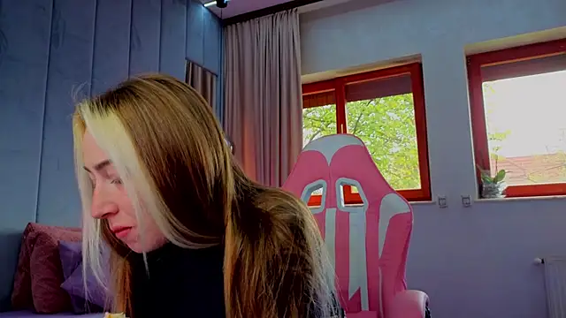 Reina Cummings online show from 10-26-25, 07:03