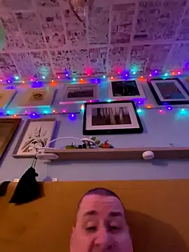 Snapshot of WriggleQuest chatting on 10-29-25, 09:05 WriggleQuest online show from 10-29-25, 09:05