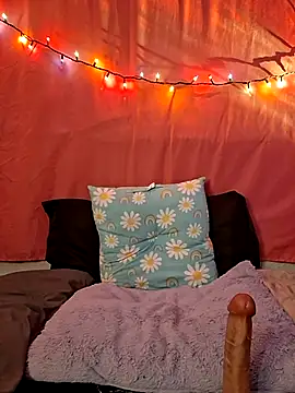 Snapshot of PeachyAriel chatting on 10-13-25, 01:16 PeachyAriel online show from 10-13-25, 01:16