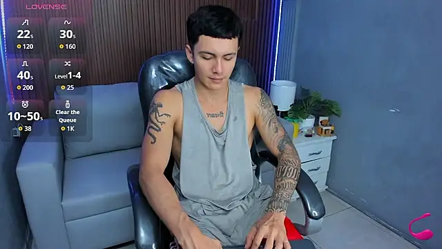 Snapshot of Leo_santoro chatting on 01-18-26, 02:10 Leo santoro online show from 01-18-26, 02:10