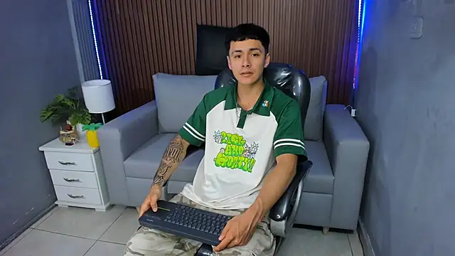 Snapshot of Leo_santoro chatting on 02-01-26, 01:42 Leo santoro online show from 02-01-26, 01:42