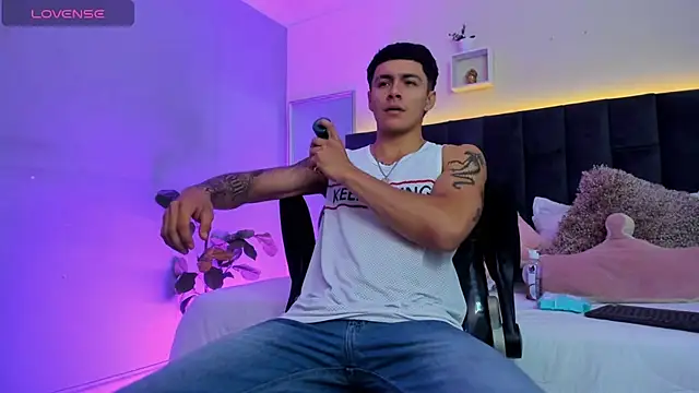 Snapshot of Leo_santoro chatting on 02-04-26, 02:12 Leo santoro online show from 02-04-26, 02:12