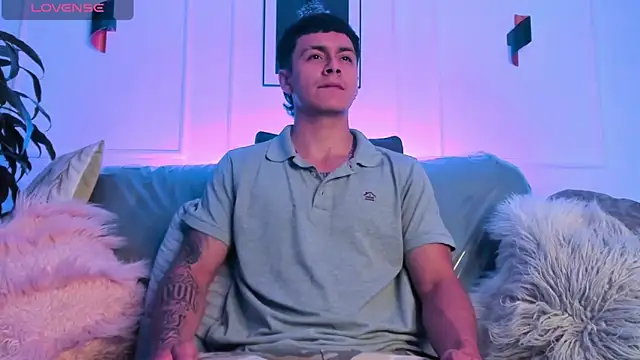 Snapshot of Leo_santoro chatting on 02-10-26, 12:53 Leo santoro online show from 02-10-26, 12:53