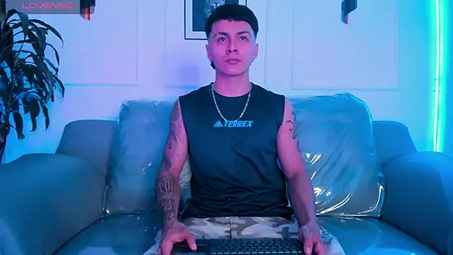 Snapshot of Leo_santoro chatting on 02-12-26, 01:06 Leo santoro online show from 02-12-26, 01:06