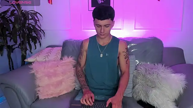 Snapshot of Leo_santoro chatting on 02-13-26, 01:40 Leo santoro online show from 02-13-26, 01:40