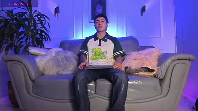 Snapshot of Leo_santoro chatting on 02-19-26, 01:18 Leo santoro online show from 02-19-26, 01:18