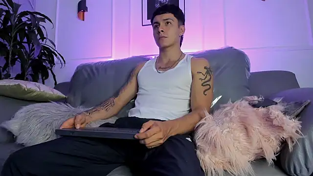 Snapshot of Leo_santoro chatting on 02-23-26, 02:03 Leo santoro online show from 02-23-26, 02:03