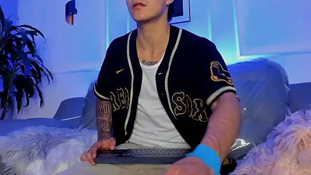 Snapshot of Leo_santoro chatting on 02-27-26, 03:12 Leo santoro online show from 02-27-26, 03:12