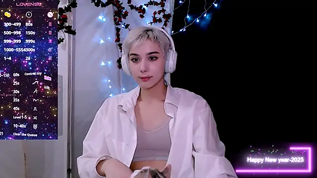 Snapshot of SophieAsh chatting on 12-21-25, 06:04 SophieAsh online show from 12-21-25, 06:04