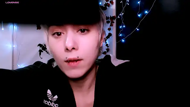 Snapshot of SophieAsh chatting on 01-12-26, 06:57 SophieAsh online show from 01-12-26, 06:57