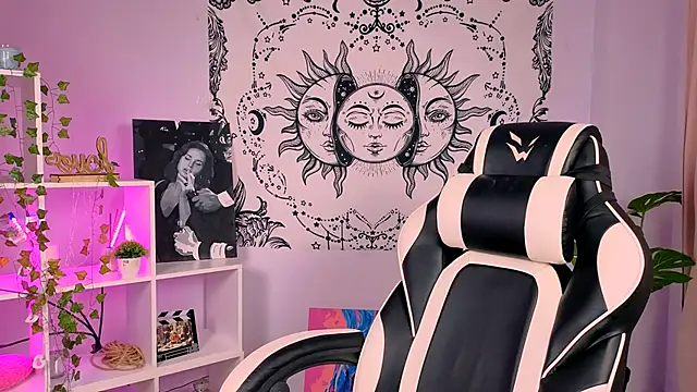 Charlotte Colinss online show from 09-17-25, 04:25