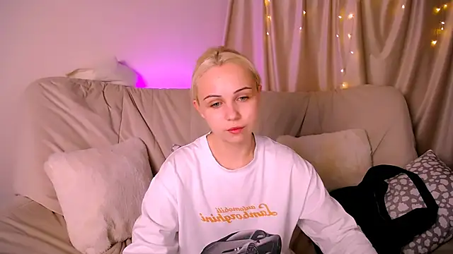 Charlotte Colinss online show from 11-13-25, 04:06