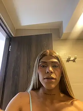 Snapshot of Flora_Minx chatting on 02-21-26, 01:28 Flora Minx online show from 02-21-26, 01:28