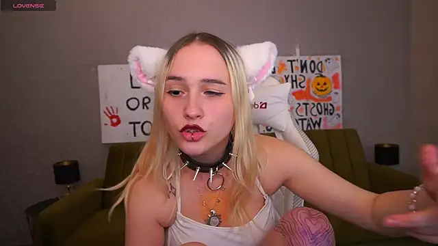 LilElfie online show from 10-31-25, 11:28