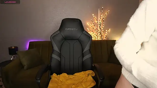 LilElfie online show from 11-15-25, 01:51