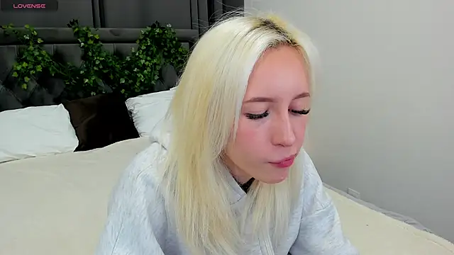 cute luucy online show from 11-18-25, 01:44