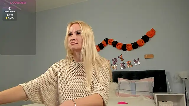 KiraSun online show from 10-30-25, 12:06