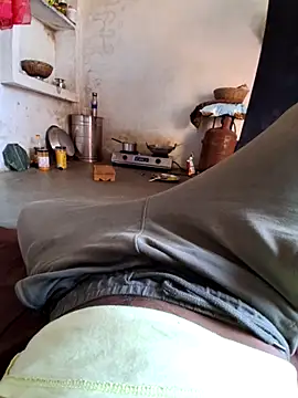 Snapshot of RAYI_Queen_3 chatting on 10-12-25, 03:27 RAYI Queen 3 online show from 10-12-25, 03:27