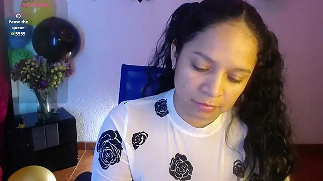 Snapshot of Sara_cute92 chatting on 10-23-25, 08:35 Sara cute92 online show from 10-23-25, 08:35