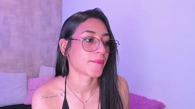 Snapshot of Becky_G chatting on 10-18-25, 04:26 Becky G online show from 10-18-25, 04:26