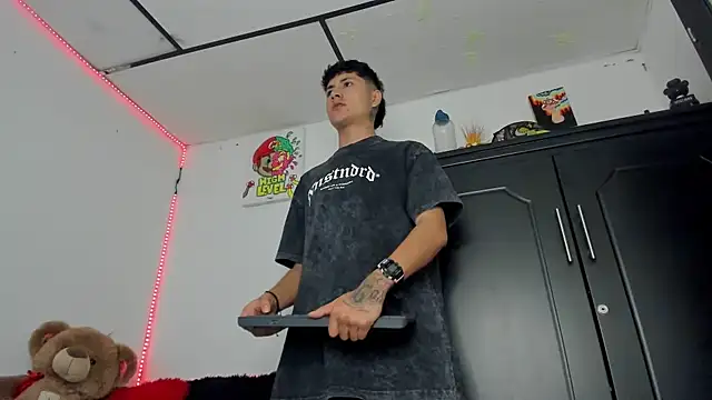 Snapshot of Mateo_Escobar chatting on 11-02-25, 08:00 Mateo Escobar online show from 11-02-25, 08:00