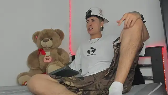 Snapshot of Mateo_Escobar chatting on 11-05-25, 08:42 Mateo Escobar online show from 11-05-25, 08:42