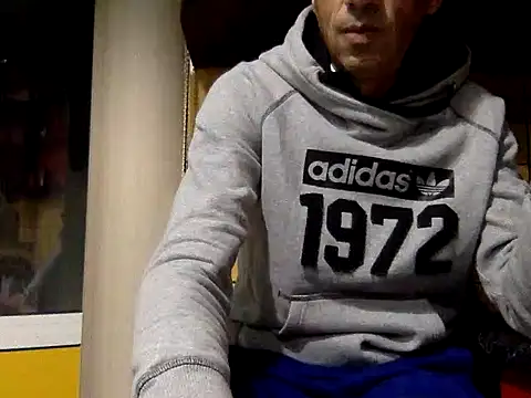 Snapshot of adiluci1 chatting on 10-12-25, 01:48 adiluci1 online show from 10-12-25, 01:48