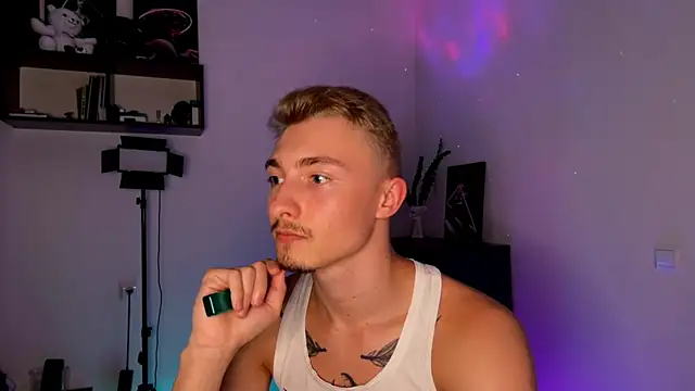 Snapshot of Artur__Skott chatting on 10-13-25, 08:53 Artur Skott online show from 10-13-25, 08:53