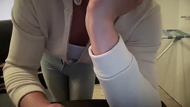 Snapshot of Sweetbooy90 chatting on 01-18-26, 01:42 Sweetbooy90 online show from 01-18-26, 01:42