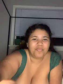 Snapshot of KittyCow chatting on 10-16-25, 12:44 KittyCow online show from 10-16-25, 12:44