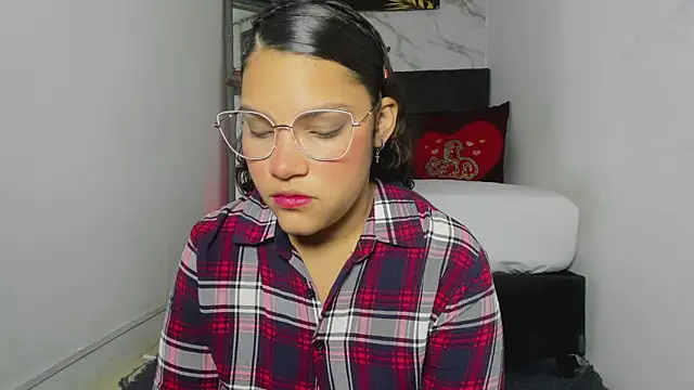 Snapshot of aly_n_sebas chatting on 10-04-25, 11:52 aly n sebas online show from 10-04-25, 11:52