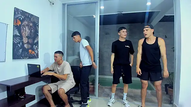 Snapshot of Crazymen_hot chatting on 09-15-25, 02:11 Crazymen hot online show from 09-15-25, 02:11