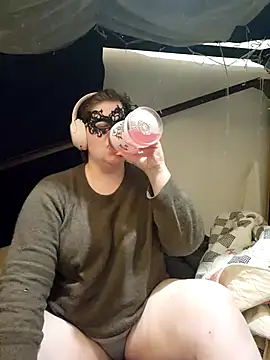 Snapshot of VeiledMuse chatting on 10-21-25, 01:17 VeiledMuse online show from 10-21-25, 01:17