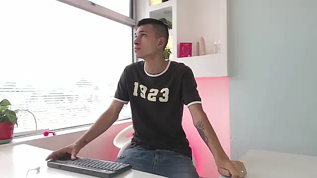 Snapshot of AmelieAndAce chatting on 09-19-25, 01:01 AmelieAndAce online show from 09-19-25, 01:01