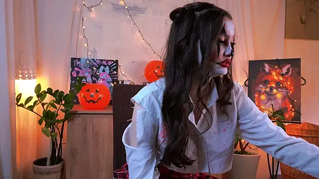 EvaDowe online show from 10-31-25, 02:56