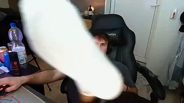 Snapshot of Rudi2007Eye chatting on 03-02-26, 06:48 Rudi2007Eye online show from 03-02-26, 06:48