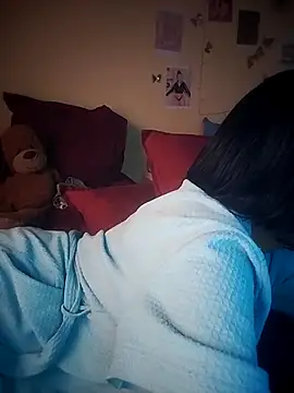 Seductive Yellow Titties online show from 09-12-25, 01:00