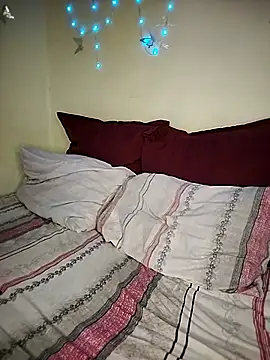 Seductive Yellow Titties online show from 02-14-26, 09:17