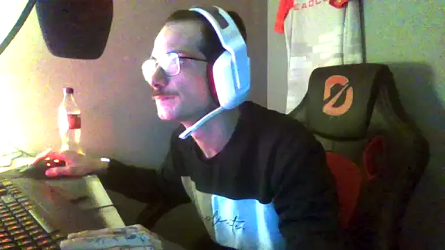 Snapshot of Dikklauss chatting on 10-13-25, 06:19 Dikklauss online show from 10-13-25, 06:19