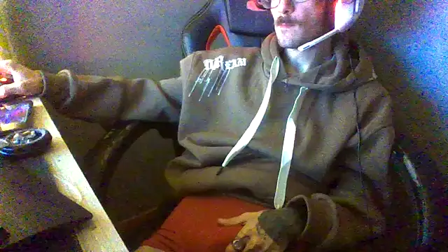 Snapshot of Dikklauss chatting on 10-19-25, 10:32 Dikklauss online show from 10-19-25, 10:32