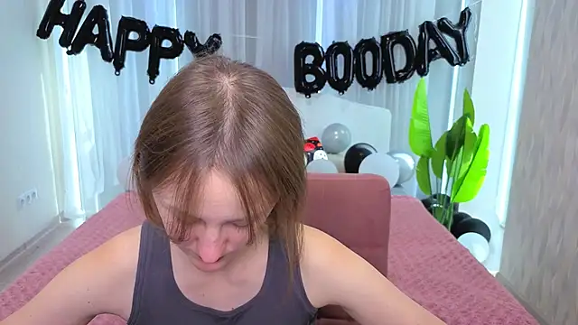 LuluChiiii online show from 10-31-25, 10:49