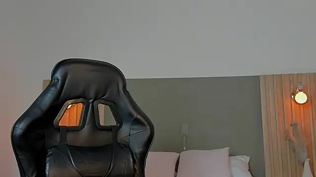 luccia smith online show from 02-15-26, 02:19