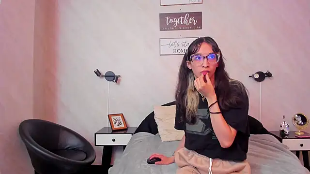 Emilia Bons online show from 04-08-26, 12:49