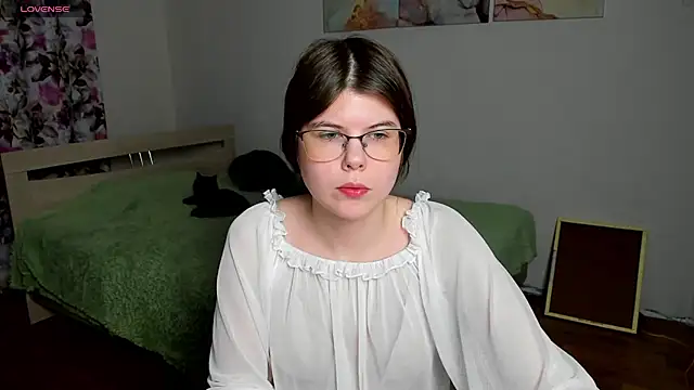 Snapshot of Beatrisss chatting on 12-19-25, 02:40 Beatrisss online show from 12-19-25, 02:40